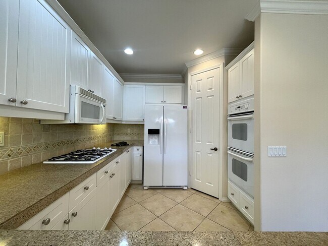 Building Photo - 138 Via Solaro