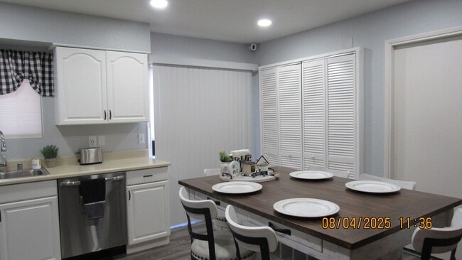 Building Photo - 2 Bedroom 2 bathroom Boat Deep Furnished Home