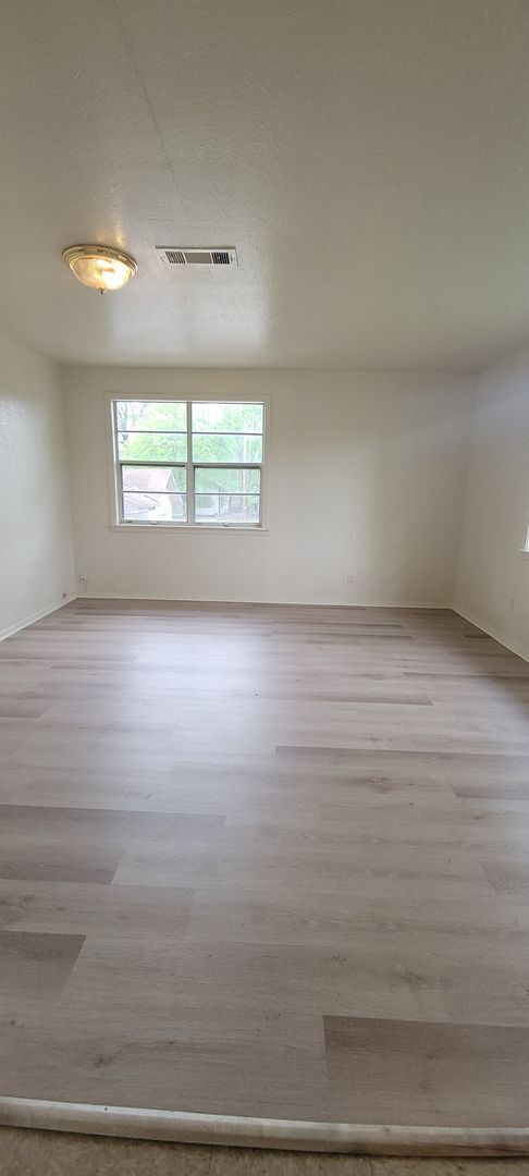 Building Photo - Huge 3 bedroom/1 bath upstairs apartment with Water, Gas Range and Refrigerator!