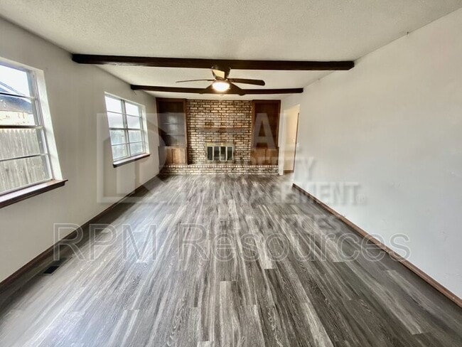 Building Photo - 913 Clear Creek