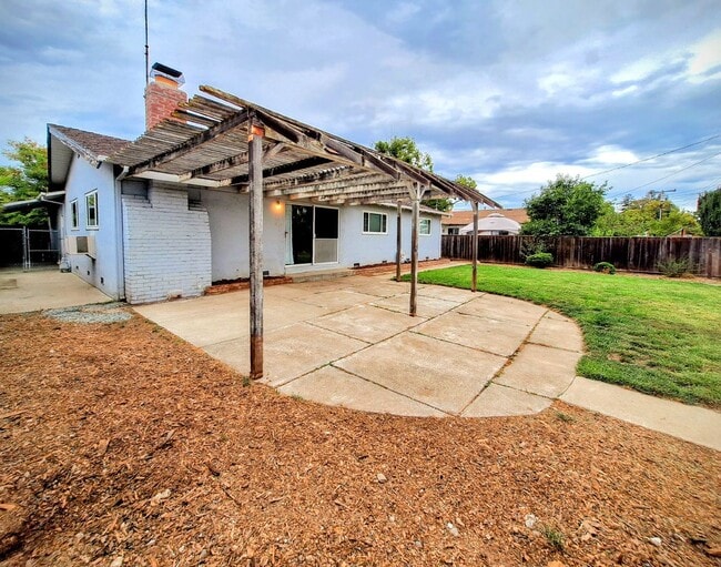 Building Photo - Charming Single Story 3bd House with Large...