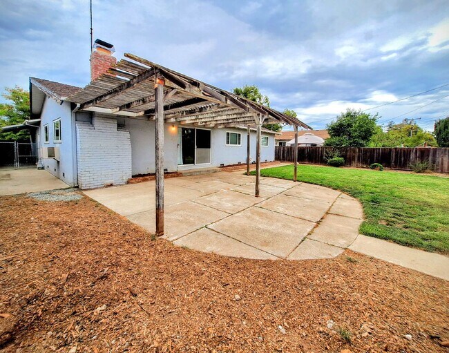 Building Photo - Charming Single Story 3bd House with Large Yard!