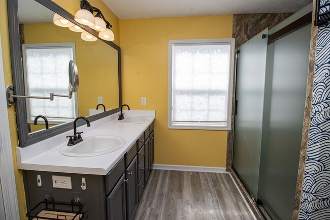 Building Photo - Beautiful 3BR/2.5BA Home with Fenced Yard, Granite Kitchen & Neighborhood Pool