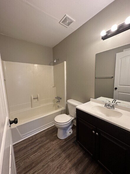 Building Photo - 335 Woodale Dr