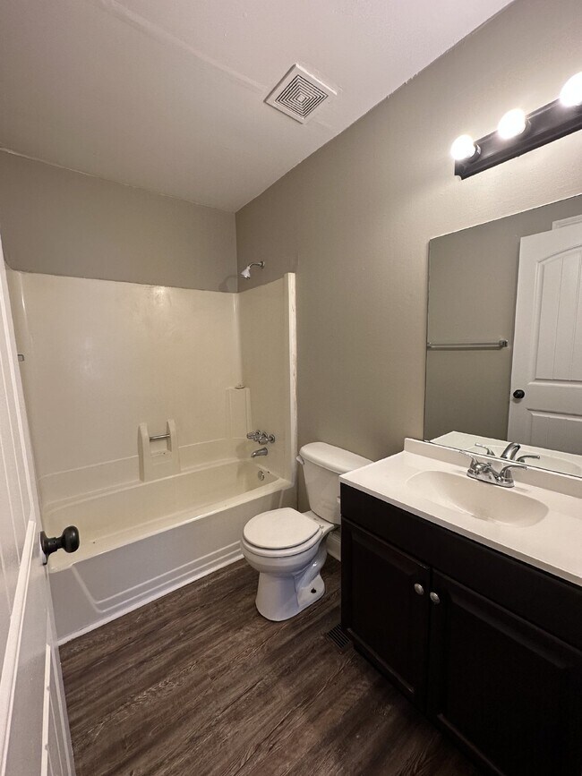 Building Photo - 335 Woodale Dr