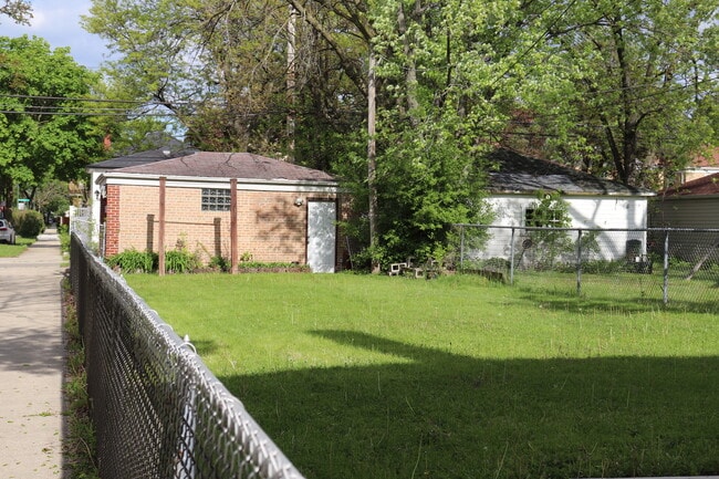 Building Photo - 1859 N Nashville Ave
