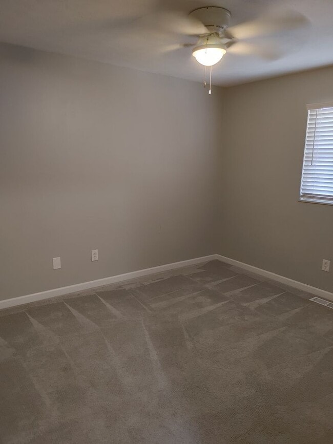 Building Photo - COZY TOWNHOME IN WILLOW TERRACE