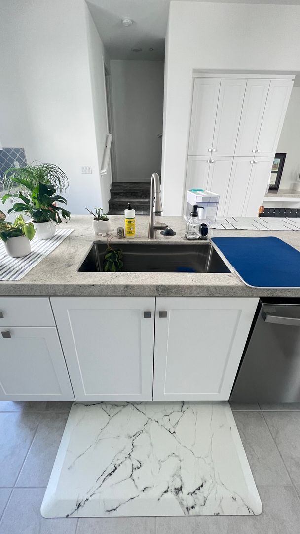 Building Photo - Beautiful furnished 4 bedroom Townhouse!