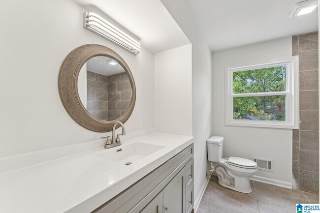 Building Photo - 1404 4th Pl NW