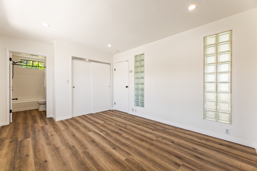 Building Photo - 801 S Burnside Ave