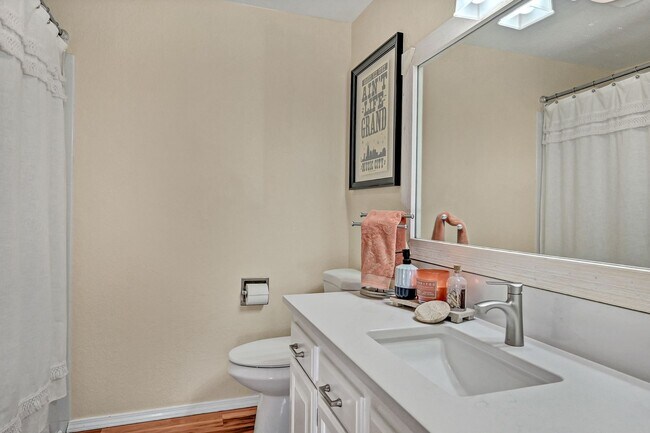 Building Photo - Cozy Hillside Boise Beauty Available 1/1/26!