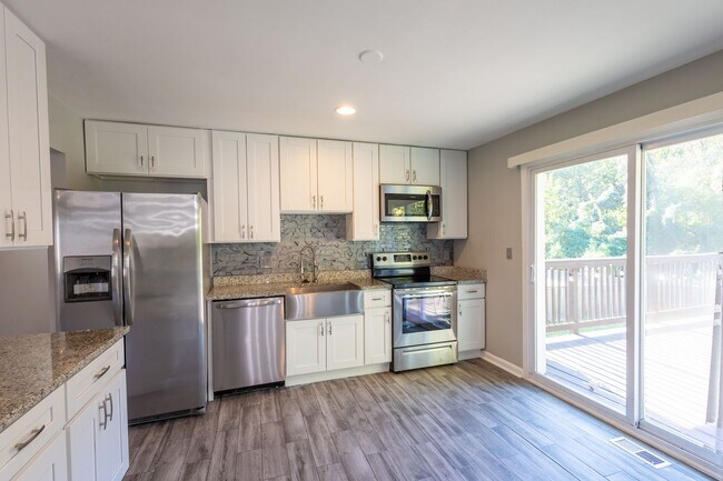 Building Photo - Amazing 5 BR/3 BA Single-Family Home in Te...