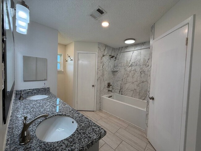 Building Photo - 646 Fair Oak Dr