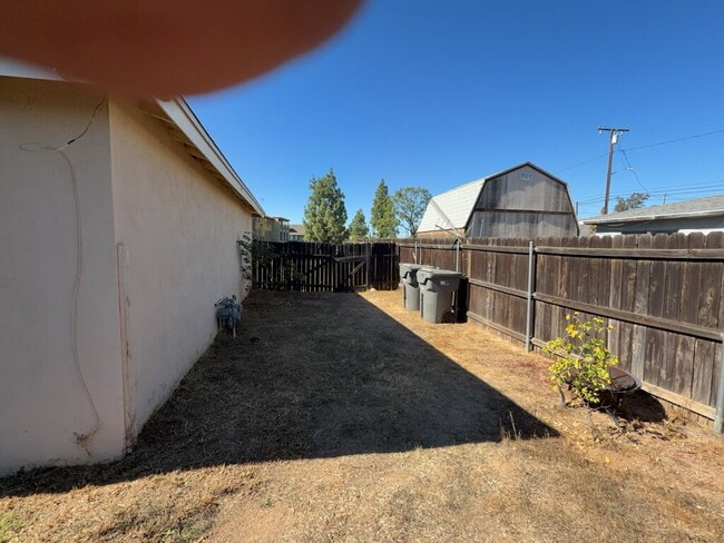 Building Photo - 2 Bedroom 1 Bath Duplex