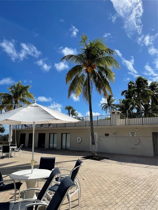 Building Photo - 2625 Collins Ave