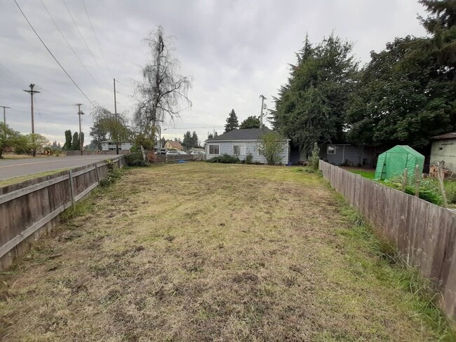 Building Photo - Updated Bethel area 2 bedroom duplex with ...