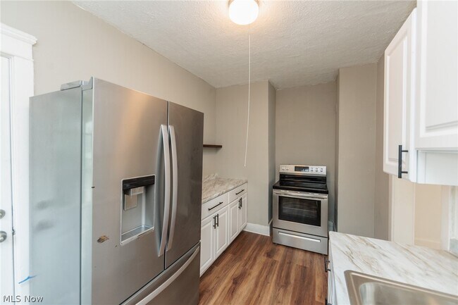 Building Photo - 1519 Ridgewood Ave