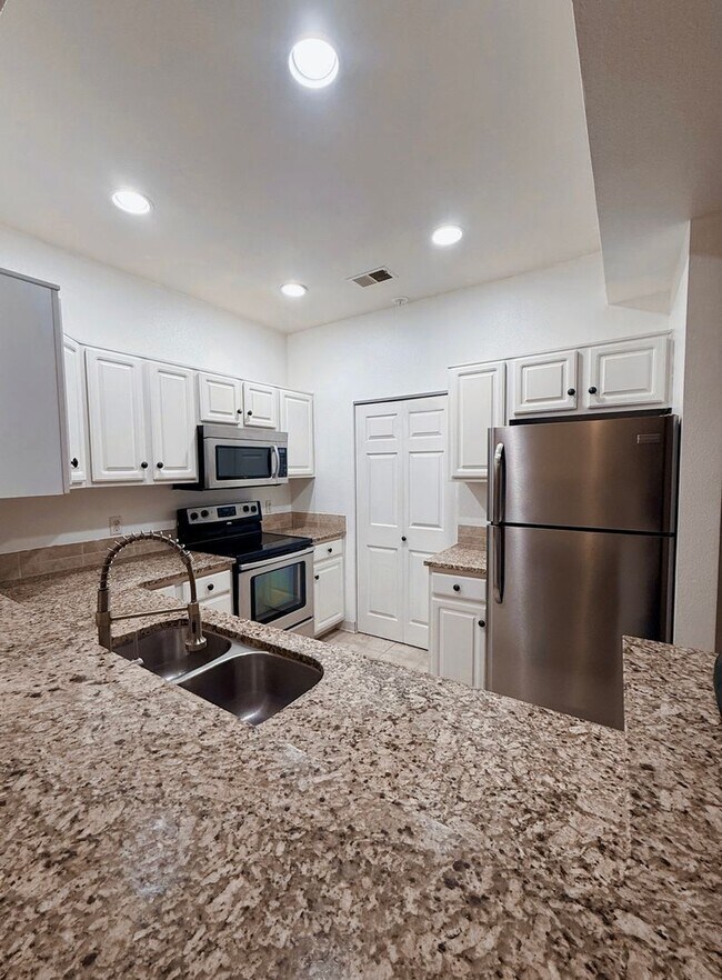 Building Photo - Top-Floor 2 Bed/2 Bath Condo in SE Fort Collins - Pool, Hot Tub & Fitness Center - $1,895/mo - Mo...