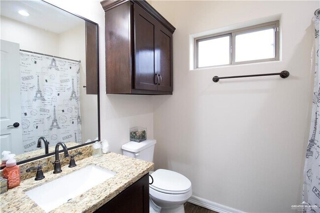 Building Photo - 16 E Imperial Oaks Dr