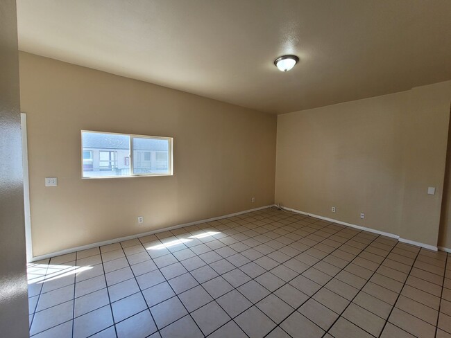 Building Photo - Large 4bd/2bth Unit in Logan Heights with ...