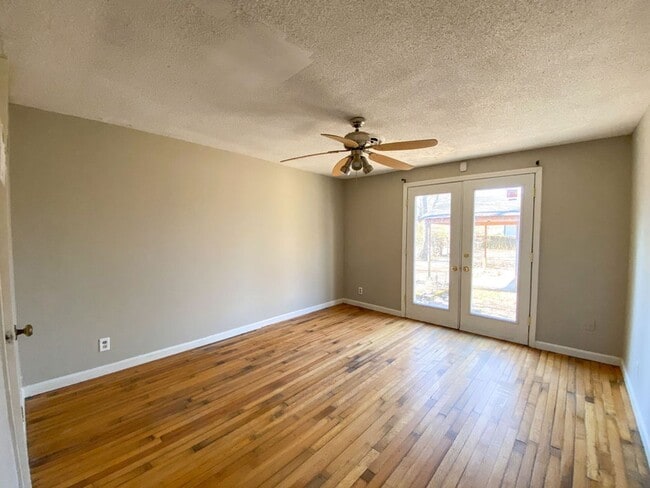 Building Photo - UPDATED 2 BD 1 BA NEAR