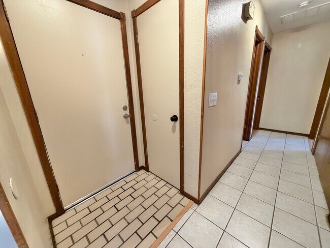 Building Photo - 1012 N Chowning Ave