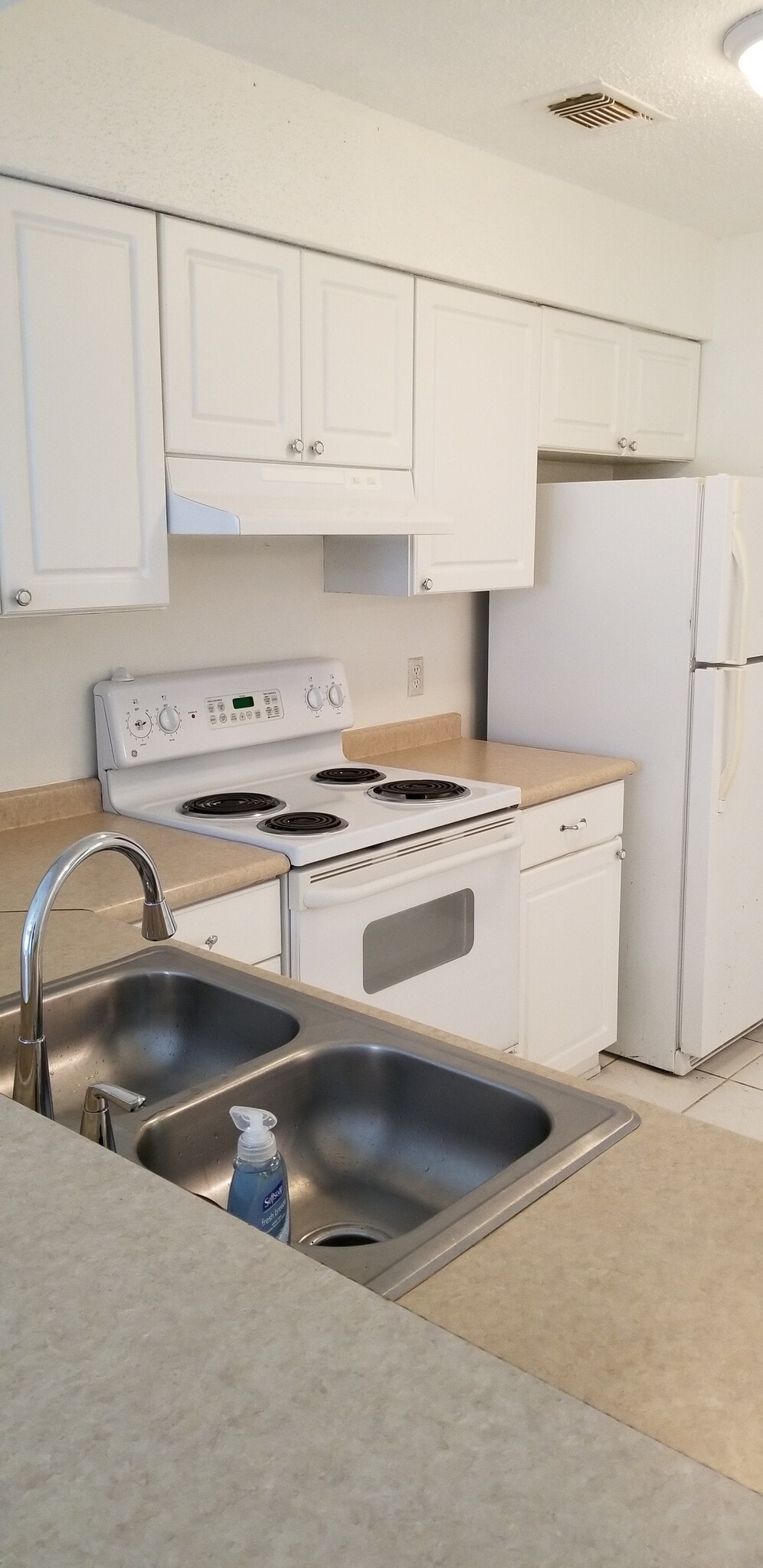 kitchen - 696 Tyner St
