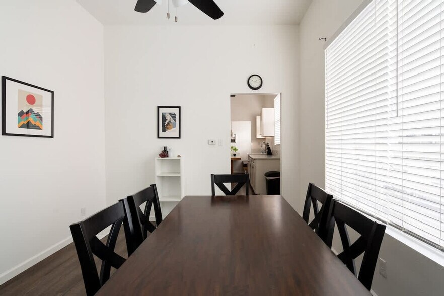 Building Photo - 2334 SE 8th Ave