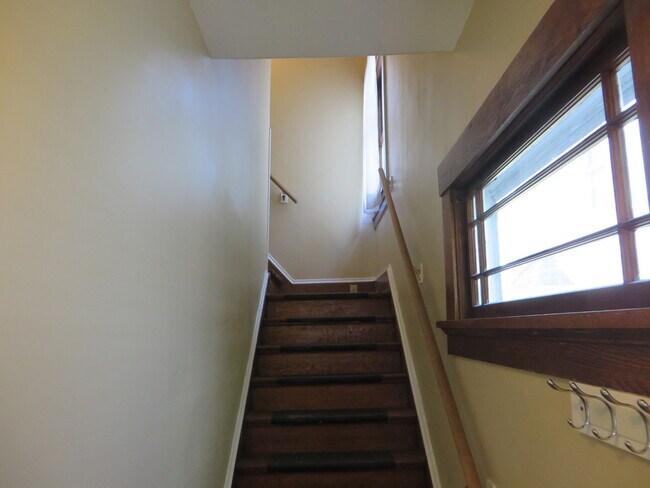 Building Photo - 826 Nuttman Ave
