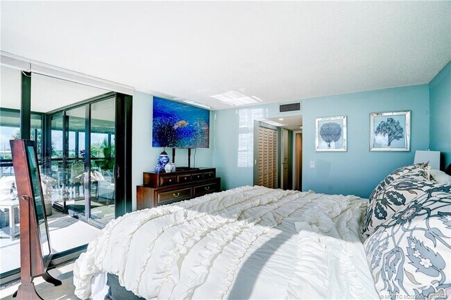 Building Photo - 10410 S Ocean Dr