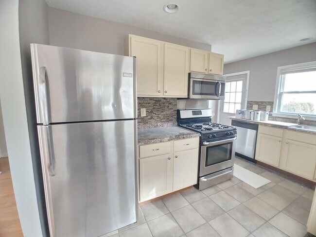 Building Photo - Charming 2 Bedroom 2 Bathroom House!