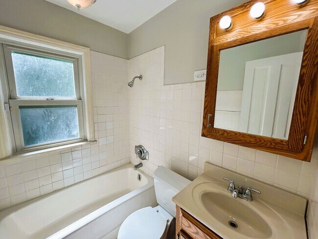 Building Photo - Bright & Spacious 3-Bed Home in Euclid