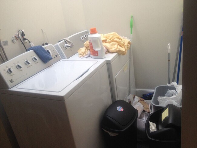 Building Photo - No Broker's Fee, Convenient Mission Hill Location, Eat-in Kitchen, In-Unit Washer and Dryer, Cent...