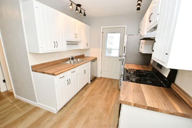 Building Photo - Close to Notre Dame, 3 bedroom home with 2...
