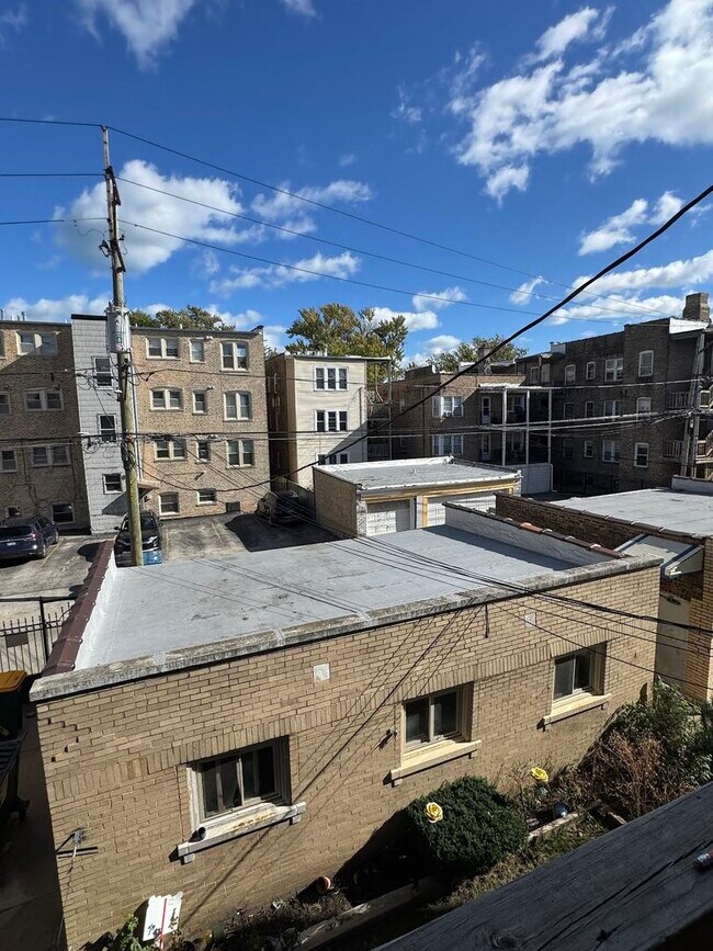 Building Photo - 6231 N Francisco Ave