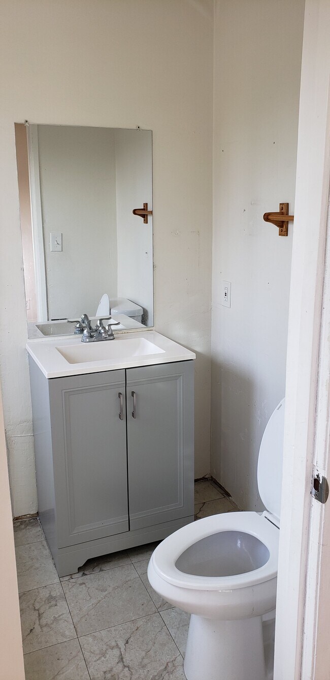 Building Photo - 705 S Chevy Chase Dr