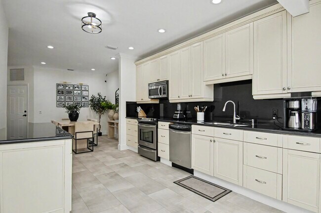 Building Photo - 6744 Via Regina
