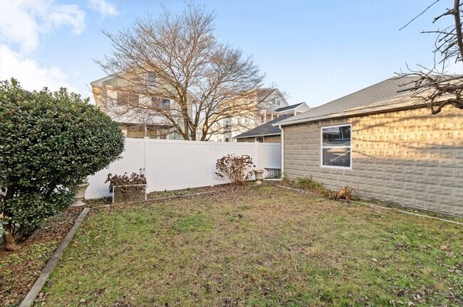 Building Photo - 14 St Marys St