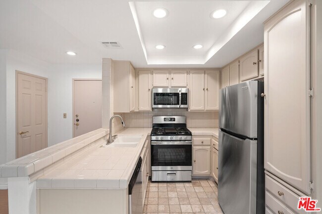 Building Photo - 839 S Holt Ave