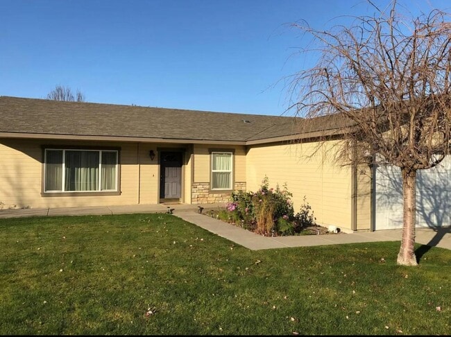 Building Photo - 212 SW Malibu Dr
