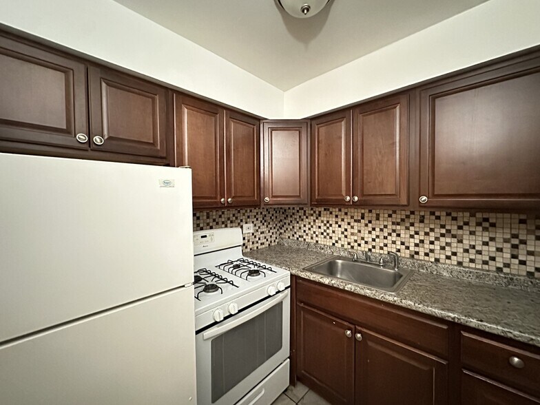 Building Photo - 6830 N Sheridan Rd