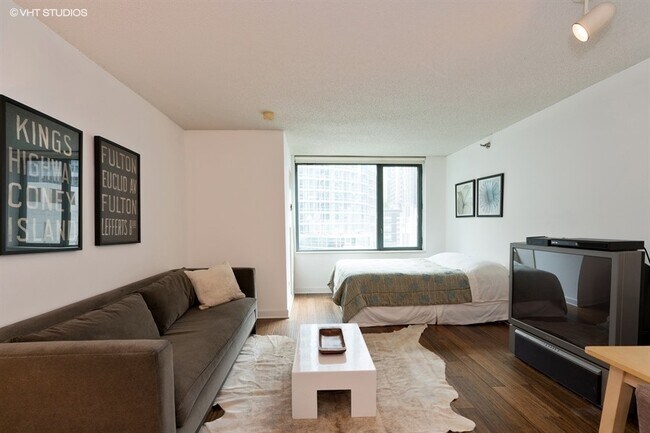 Building Photo - 480 N McClurg Ct