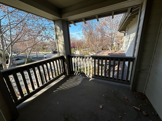 Building Photo - 2 Bed 2 Bath Townhouse W/ Attached Garage ...