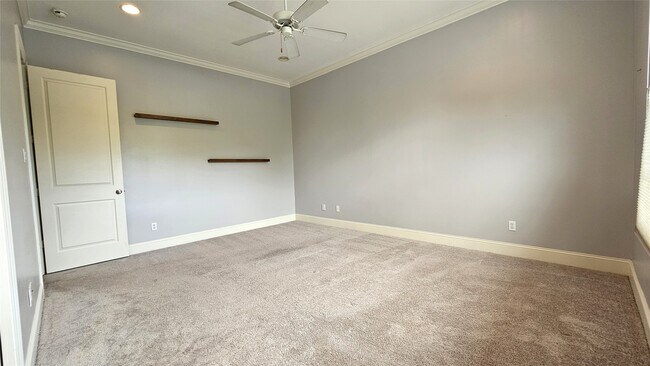 Building Photo - 902 W 23rd St