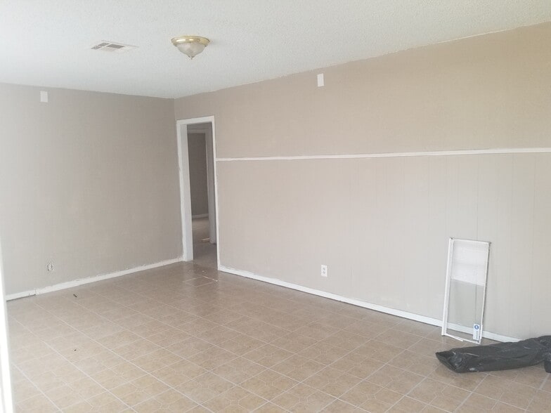 Building Photo - 230 e 52nd pl n