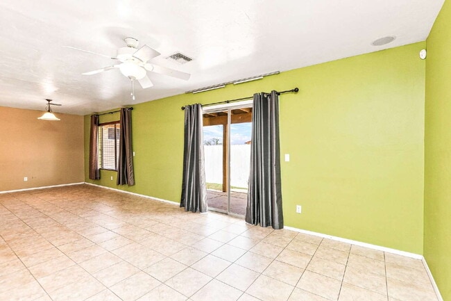 Building Photo - 2426 W Silverbell Tree Dr