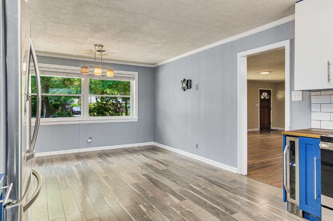 Building Photo - Beautiful East Hill home located in one of...