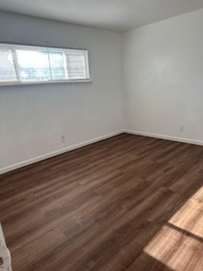 Building Photo - NEW NEW NEW! 3 BEDROOM 1 BATH IN KINGSBURG