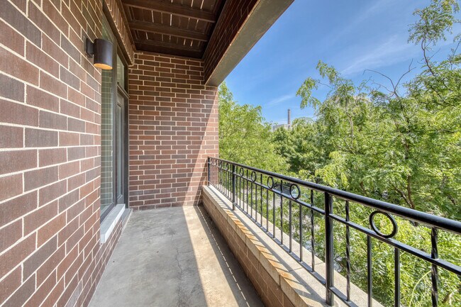 Building Photo - 1507 N. Western-302