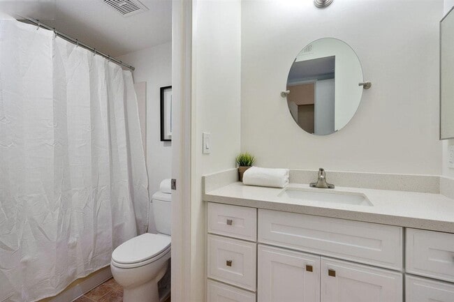 Building Photo - Resort Style Oakland Condo with Private Terrace